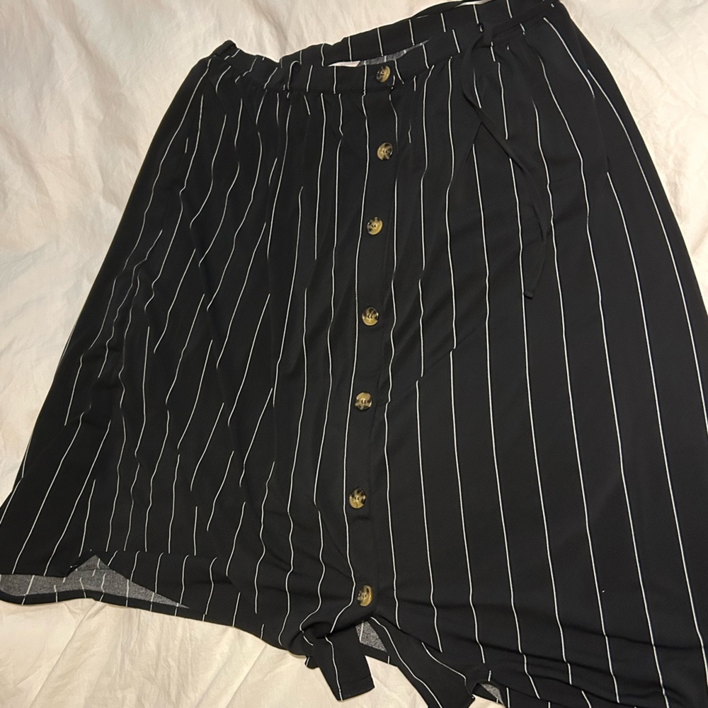 Women’s 1x black knee length pinstriped skirt